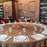 Tavola apparecchiata per cena di gala aziendale in location esclusiva