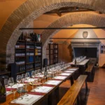 Pranzo aziendale in cantina storica con volte in pietra