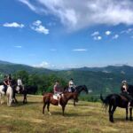 Passeggiata a cavallo tra i vigneti durante un team building in Oltrepò Pavese