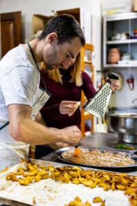 Team cooking aziendale: partecipante in cucina durante la sfida con lo chef