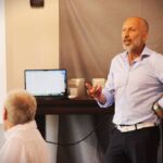 Marco Mutti durante una sessione formativa in un evento aziendale